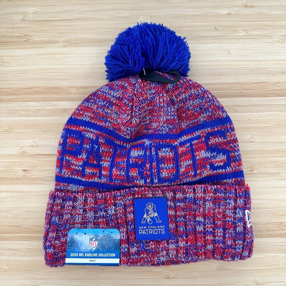 2025 New England Patriots Sideline Cold Weather Pom Knit Beanie (New Era / Blue)